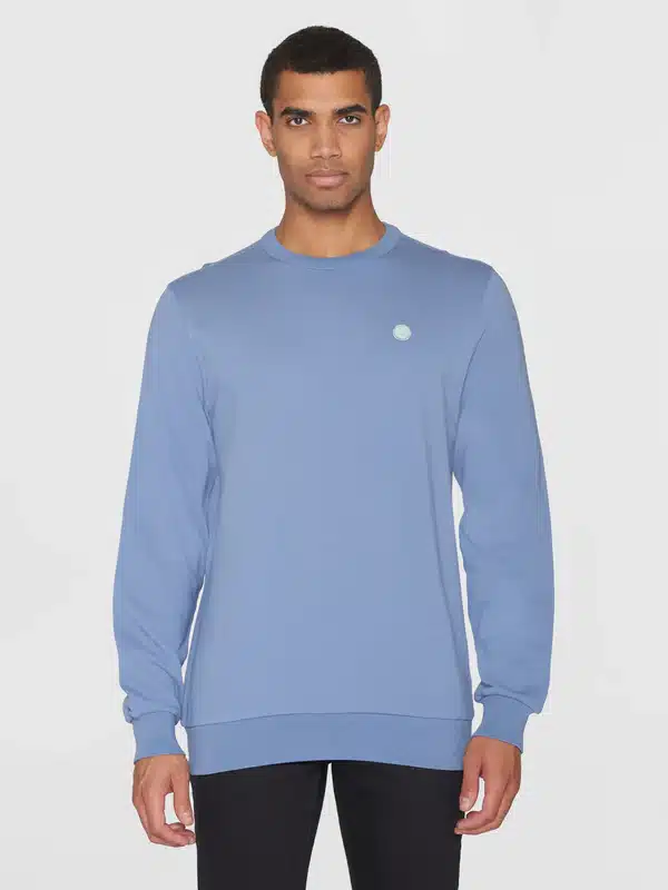 Knowledge Cotton Apparel Erik Basic Badge Sweat Moonlight Blue